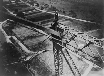 Trabajando en la cima del puente de Blackwells Island, 1907